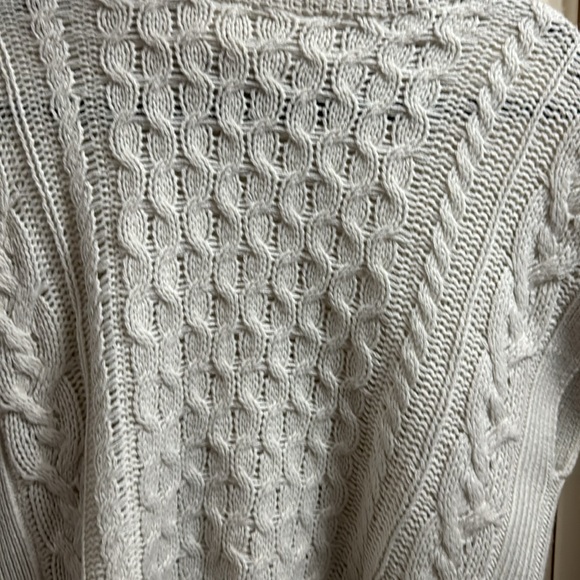 Sleeveless sweater. Current season. - Picture 3 of 5